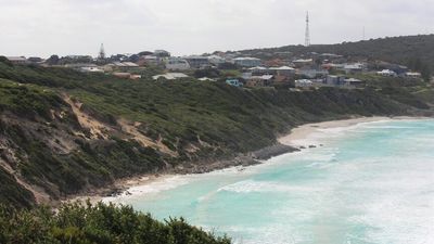 WA Esperance community push to keep tourists safe as another dies after being swept off deadly rocks