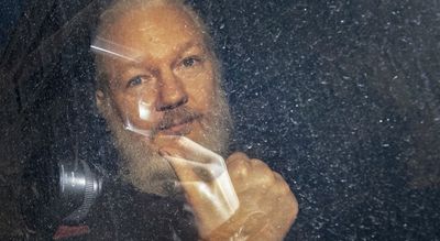 Julian Assange given the keys to the city of Mexico