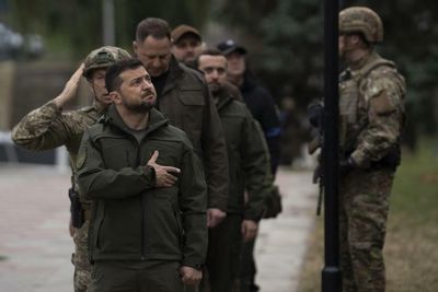 Zelenskyy visits new frontline in Ukraine's war against Russian invaders