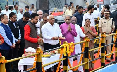 Sardar Sarovar Dam filled to brim after two years, Gujarat CM offers prayers