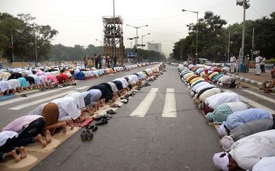 Hindu activists allegedly ‘insult’ Muslims for offering namaz on road in U.P.