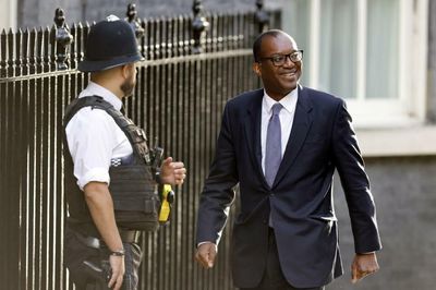 Kwasi Kwarteng to lift cap on banker bonuses; John Lewis slumps to £99m loss –as it happened