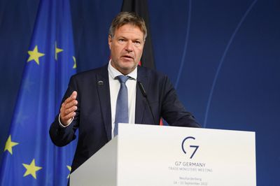 German economy minister sees possible victory for democracy in Ukraine