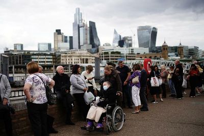 Almost 300 people given medical assistance around route of queue to see the Queen