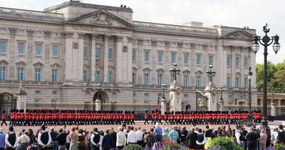 How you can walk through Buckingham Palace right now without queuing