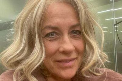 Sarah Beeny shows off new look after shaving hair off during breast cancer battle