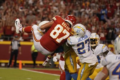 Derwin James of Chargers body-slams Travis Kelce