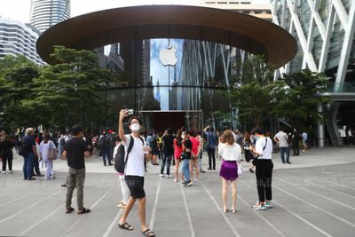 Apple counts on upscale shoppers to turn latest iPhone into hit