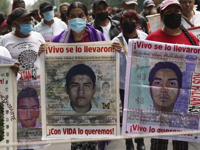 Mexico arrests a retired general in the case of dozens of missing students