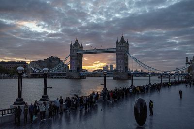Mourners brave 24-hour wait in chilly London to see the queen's coffin