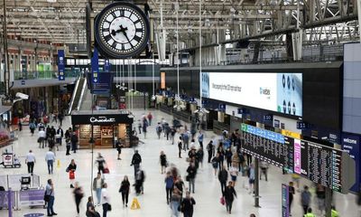 London’s mainline railway stations to stay open through night as Queen mourned