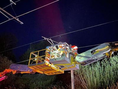 Train services to London halted by damaged electric wires