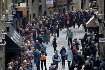Queue to see Queen’s coffin resumes after pause due to capacity