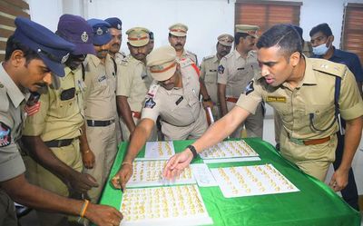 Andhra Pradesh: Five persons arrested for stealing jewellery worth ₹58 lakh from train passenger