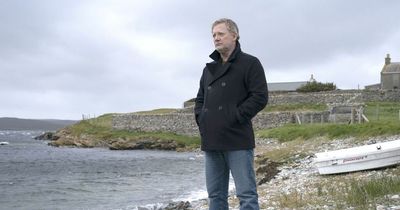 Shetland actor Douglas Henshall draws anger over Queen's 'empty coffin' tweet