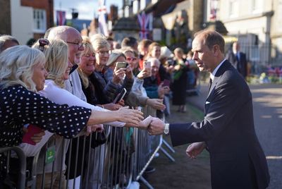 Earl pays tribute to ‘beloved mama’ as he meets well-wishers at Windsor Castle