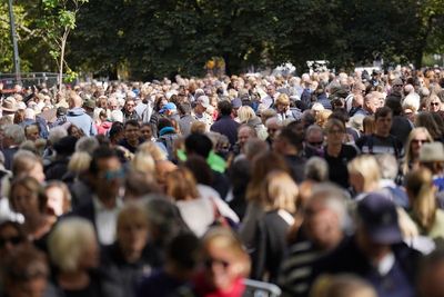 Lying in state queue 24 hours long as overnight temperatures look set to fall