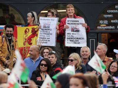 Anti-monarchy protesters boo King Charles as he greets cheering crowd at Cardiff Castle