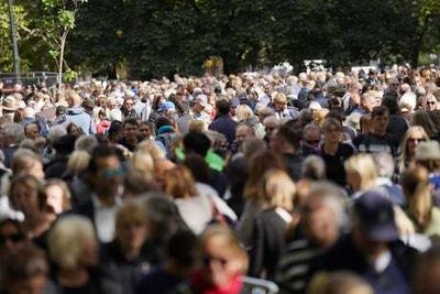 Lying in state queue 22 hours long as overnight temperatures look set to fall