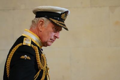 Charles and siblings mount vigil in honour of Queen