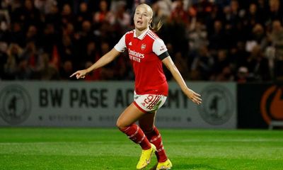 Arsenal make perfect WSL start as Beth Mead punishes early Brighton red card