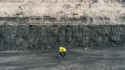 Growing WA coal crisis sparks warnings of possible power crunch as summer looms