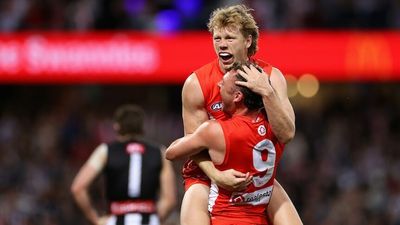 Sydney Swans beat Collingwood by one point to reach AFL grand final against Geelong