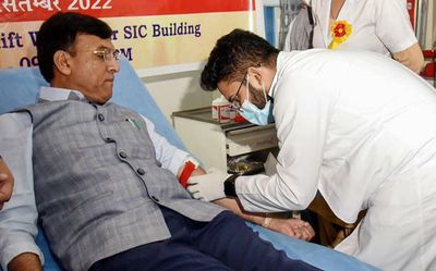 15-day 'Raktdaan Amrit Mahotsav' begins on PM's birthday, Mandaviya donates blood