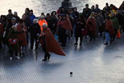 24-hour wait to view Elizabeth's coffin