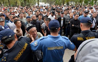 Kyrgyzstan and Tajikistan hold talks to end border fighting