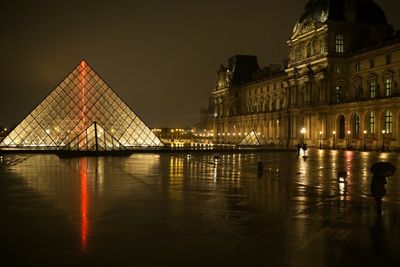 Louvre, Versailles to turn off lights earlier in energy savings push