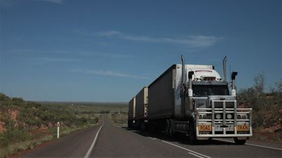 Mining, transport industries want truckies to stop using right indicators to signal 'safe to pass' to drivers
