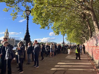 In the line to see Queen Elizabeth II, mourners make history and friends