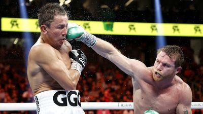 Saúl Canelo Álvarez beats Gennady Golovkin in their super middleweight boxing bout