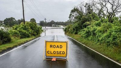 Wee Waa prepares to be cut off by floodwaters as Namoi River rises