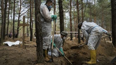 Ukrainians search for dead relatives in Izium after Russians driven out