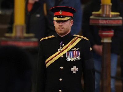 Prince Harry: Fans praise decision to let royal wear his military uniform at Queen’s vigil