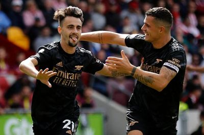 Arsenal breeze past Brentford to return to Premier League summit