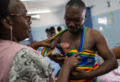 PHOTOS: The moms (and dads) of Ivory Coast are falling in love with kangaroo care