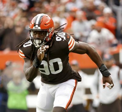 Cleveland Browns: Jadeveon Clowney appears to roll ankle vs. Jets