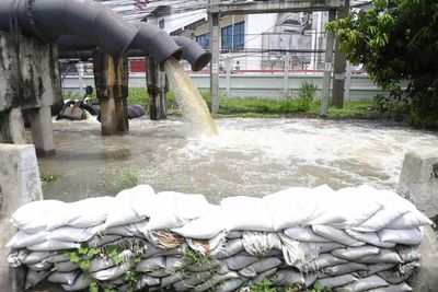 More pumps installed to drain flooded Bangkok
