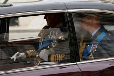 Crowds erupt in spontaneous applause as King and Prince of Wales arrive for Queen’s funeral