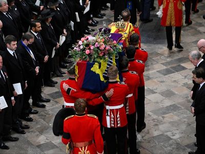 The significance of the floral wreath on Queen’s coffin