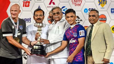 WB governor slammed for 'pushing' Sunil Chhetri during presentation ceremony