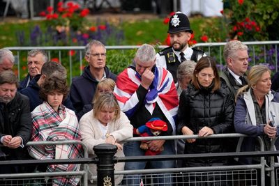 AP PHOTOS: Tearful crowds mourn Queen Elizabeth II