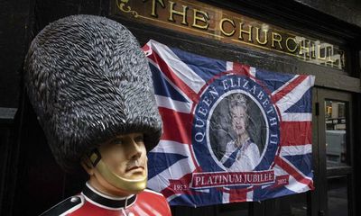 Standing room only as New York’s Churchill Tavern sees Queen on her way
