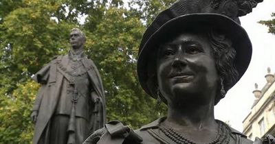 Queen's coffin goes past her 'proud parents' and reduces viewers to tears