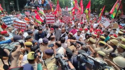 Uttar Pradesh: Samajwadi Party legislators hold parallel session on road after cops stop their 'padyatra'