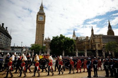 Police and military personnel collapse while guarding Queen's funeral route