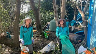 Queensland Ocean Crusader volunteers fight a losing battle in 'phenomenal' flood debris clean up
